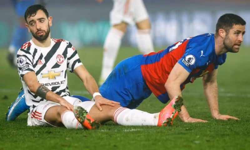 B. Fernandes (trái) chơi mờ nhạt trong mầu áo Man United trận này.