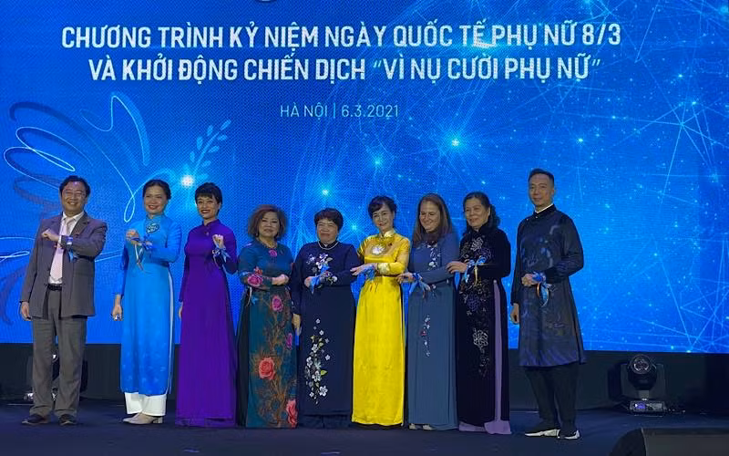 Các đại biểu cùng nhau hưởng ứng chiến dịch “Vì nụ cười phụ nữ”