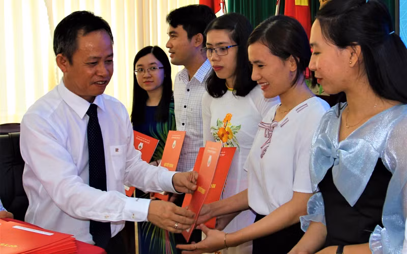 Phó Giám đốc Sở GD-ĐT Đắk Lắk Đỗ Tường Hiệp trao quyết định tuyển dụng đặc cách cho các giáo viên.