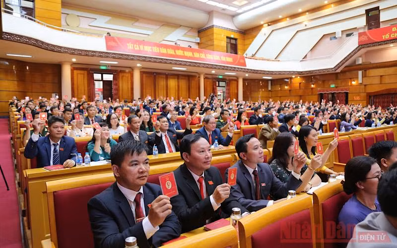 Các đại biểu biểu quyết thông qua Nghị quyết và Chương trình hành động của Đại hội Đảng bộ tỉnh Lạng Sơn lần thứ 17, nhiệm kỳ 2020 - 2025.