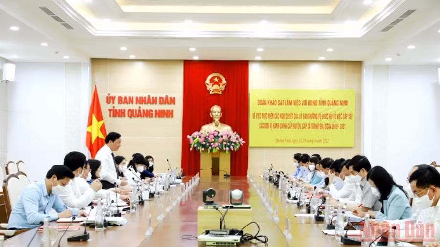 Quang cảnh buổi làm việc của Đoàn giám sát của Quốc hội với tỉnh Quảng Ninh về việc sắp xếp, sáp nhập các đơn vị hành chính cấp huyện, cấp xã.