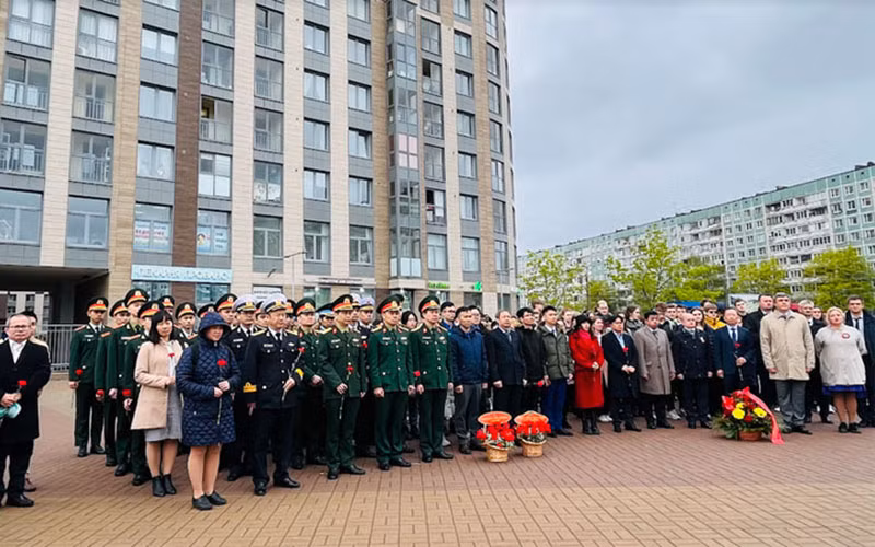 Đại diện chính quyền Saint Petersburg cùng đông đảo học viên quân sự Việt Nam và người dân Nga đặt hoa tại phiến đá - nơi dự kiến dựng tượng Bác Hồ. (Ảnh: QUẾ ANH)