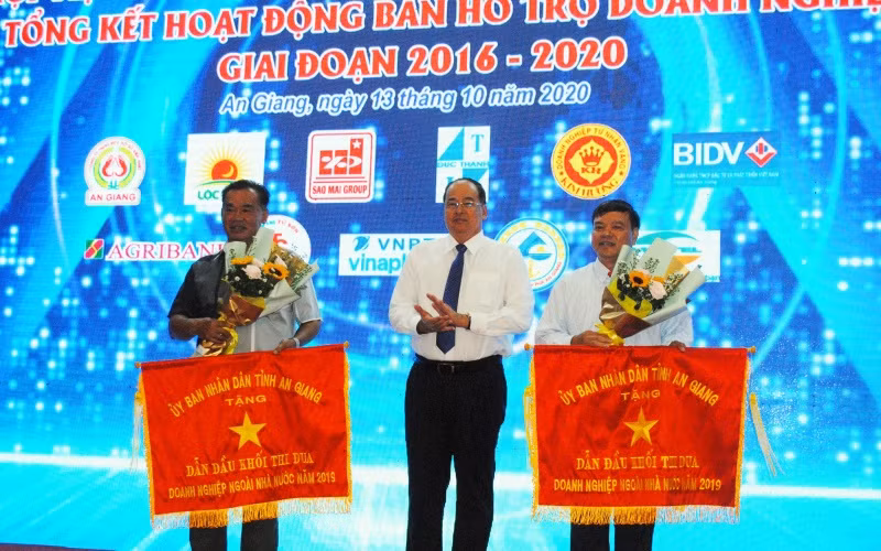 UBND tỉnh tặng Cờ thi đua cho hai doanh nghiệp có thành tích xuất sắc.