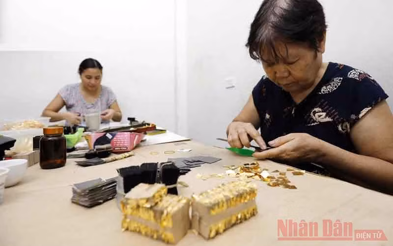 Nét riêng có ở làng nghề dát quỳ vàng Kiêu Kỵ -1
