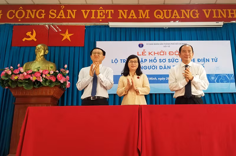 Lãnh đạo Sở Thông tin và Truyền thông, Sở Y tế và UBND phường 27, quận Bình Thạnh ký hợp tác thực hiện Hồ sơ sức khỏe điện tử.