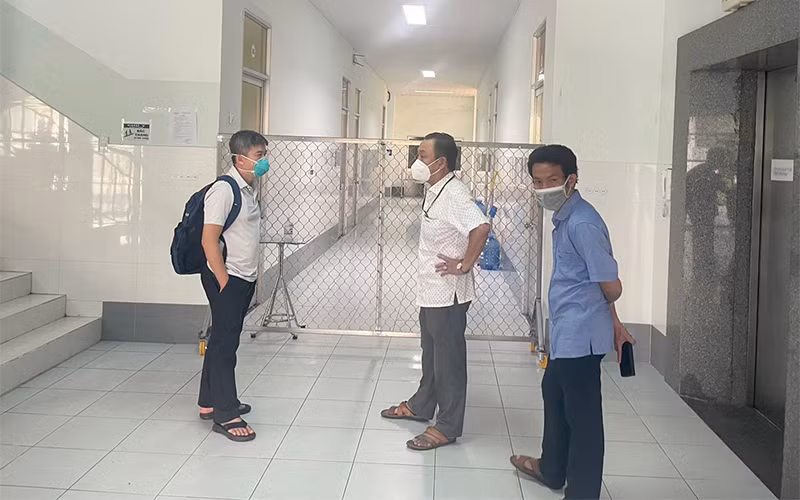 Đoàn công tác Bệnh viện Chợ Rẫy khảo sát tại các bệnh viện huyện có nhiều ca mắc Covid-19 ở Cà Mau. (Ảnh: Bệnh viện cung cấp).