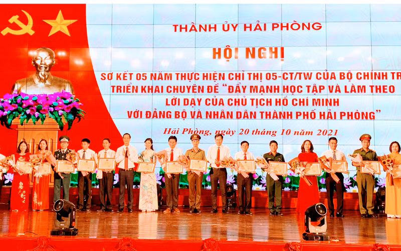 Biểu dương và trao Bằng khen tặng các tập thể và cá nhân tiêu biểu, xuất sắc của thành phố Cảng.