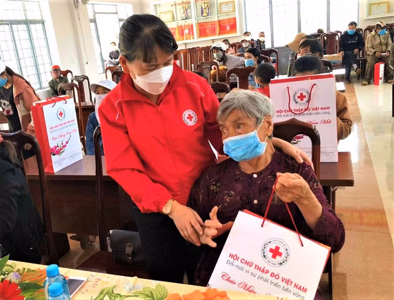 Hàng nghìn suất quà Tết đến với người nghèo, người dân biên giới tỉnh Đắk Lắk -0