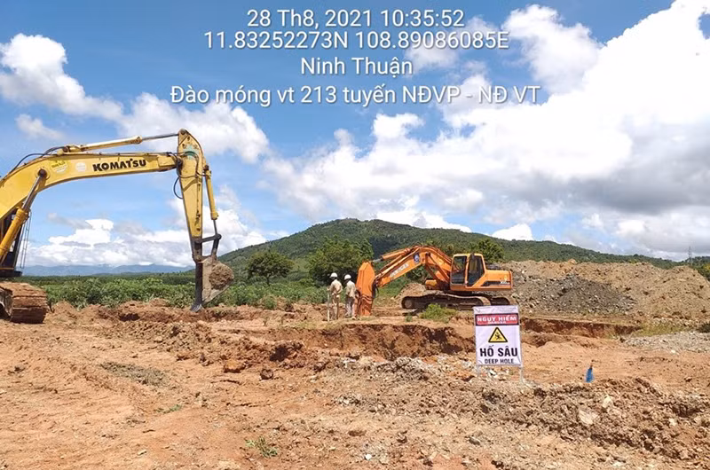 Tổng công ty Truyền tải điện quốc gia (EVNNPT) triển khai thi công đào móng vị trí 213 thuộc Đường dây 500kV Vân Phong - Vĩnh Tân. (Ảnh: MAI PHƯƠNG)