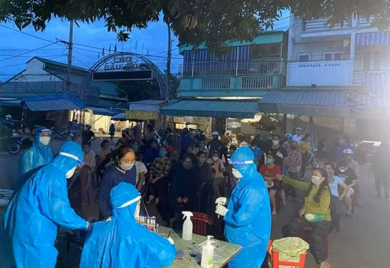 Xét nghiệm, truy vết F0 liên quan đến chợ đầu mối Vinh.