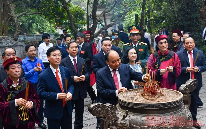 Chủ tịch nước Nguyễn Xuân Phúc và các đồng chí lãnh đạo Đảng, Nhà nước thành kính dâng hương tưởng niệm các Vua Hùng. (Ảnh: DUY LINH)