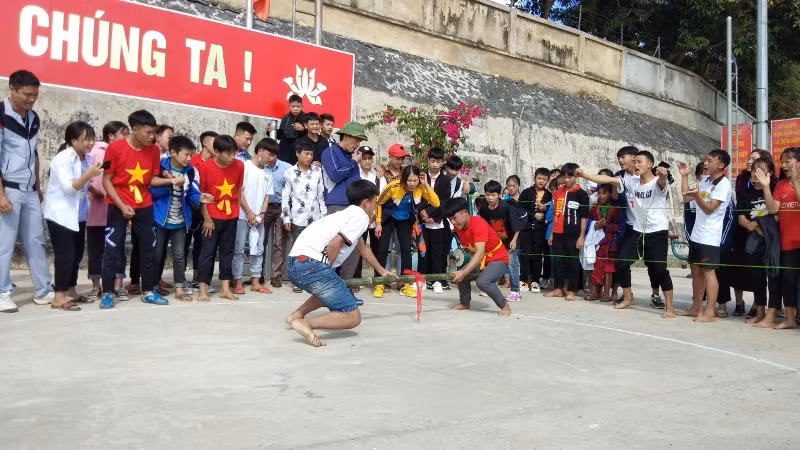 Học sinh các trường thi đẩy gậy trong Ngày hội Văn hóa dân gian dân tộc Thái, dân tộc H’Mông.