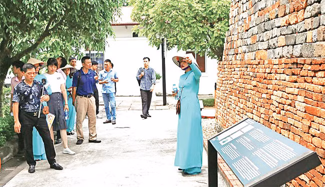 Khách du lịch tham quan Hoàng thành Thăng Long.
