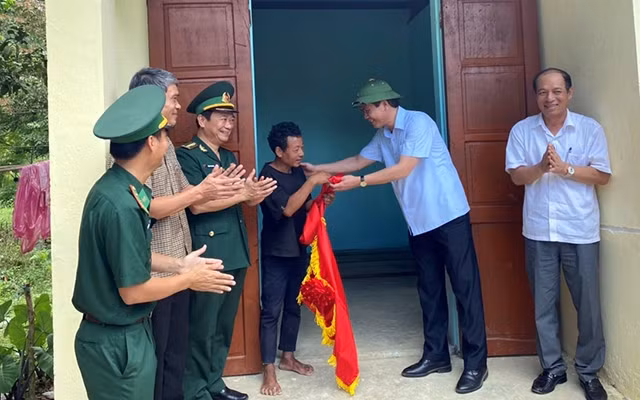 Lãnh đạo tỉnh Quảng Bình bàn giao nhà cho người dân đồng bào dân tộc Rục sau khi sửa chữa, nâng cấp.