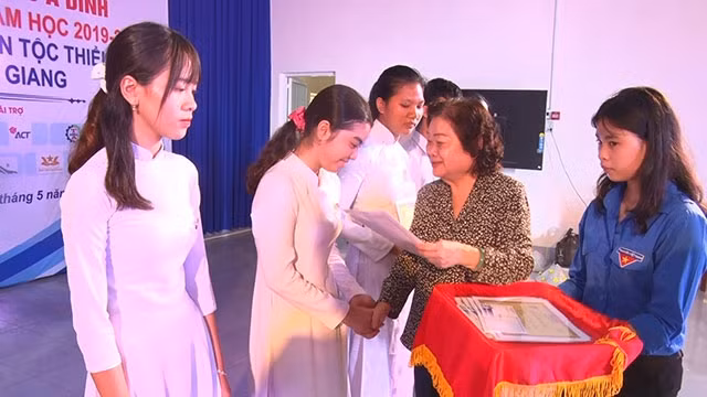 Trao học bổng cho các học sinh người Chăm.