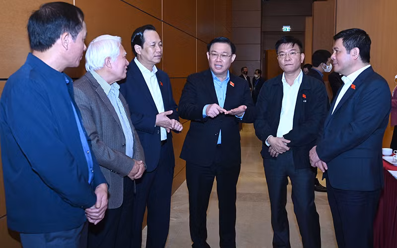 Chủ tịch Quốc hội Vương Đình Huệ trao đổi với các đại biểu trong giờ giải lao. (Ảnh: DUY LINH)