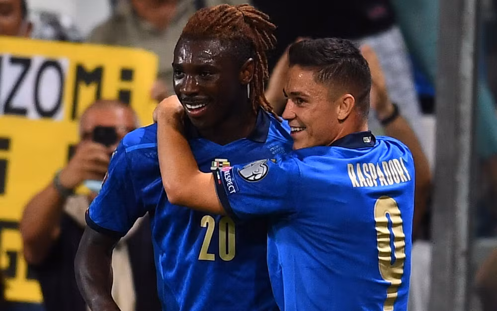Hai tiền đạo trẻ Moise Kean (trái) và Giacomo Raspadori thay nhau lập công trong chiến thắng 5-0 của Italia. (Ảnh: UEFA)