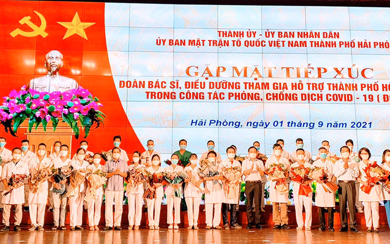 Lãnh đạo thành phố Hải Phòng gặp mặt, tặng hoa đại diện các y bác sĩ trong Đoàn công tác.