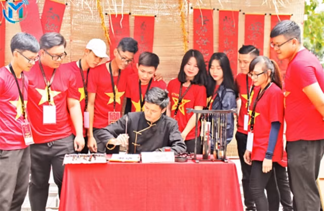 Sinh viên Đỗ Nhật Thịnh tặng chữ cho các bạn trẻ đam mê thư pháp.