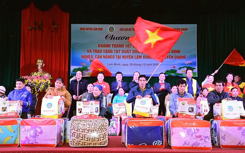 CLB Tình người trao 107 suất quà cho 107 hộ gia đình.
