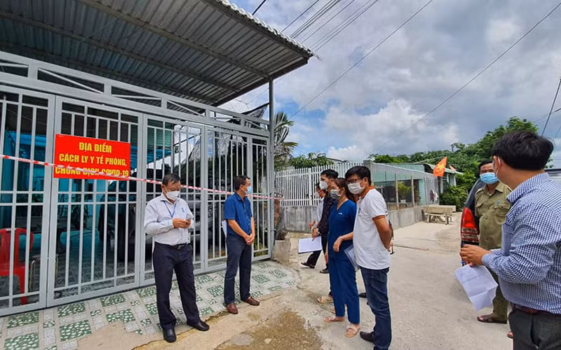 Ngành y tế kiểm tra cách ly y tế tại nhà. (Ảnh: BYT)