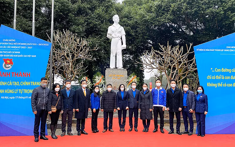 Đại diện lãnh đạo các ban, sở, ngành, đoàn thể khánh thành công trình thanh niên cải tạo tượng đài anh hùng Lý Tự Trọng.