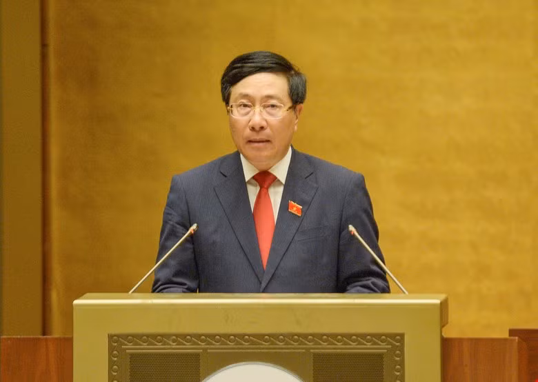 Phó Thủ tướng Chính phủ Phạm Bình Minh trình bày Báo cáo về đánh giá kết quả thực hiện kế hoạch phát triển kinh tế - xã hội, ngân sách nhà nước trước Quốc hội, sáng 22/7