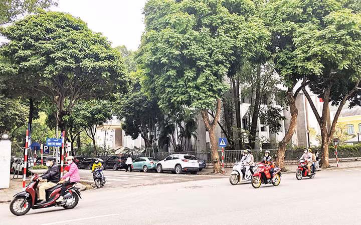 Khu vực dự kiến xây dựng nhà ga C9 nằm bên dưới đường Đinh Tiên Hoàng phía trước Tổng công ty Điện lực Hà Nội và trụ sở HĐND-UBND thành phố Hà Nội. (Ảnh: NGỌC MAI)