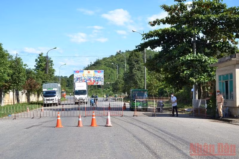 Lập chốt kiểm soát chặt người và phương tiện ra, vào Cửa khẩu Kim Thành để bảo vệ luồng xanh xuất, nhập khẩu tại đây.