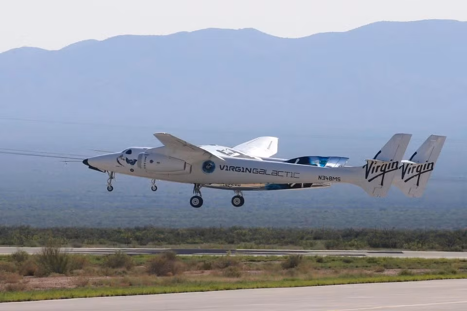 Tỷ phú Richard Branson bay lên rìa vũ trụ trên máy bay 