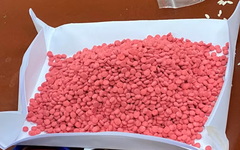 Số viên nén ma túy giấu trong bao gạo.
