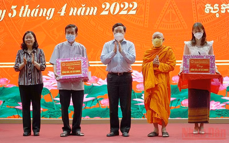 Phó Thủ tướng Thường trực Chính phủ chúc Tết Chôl Chnăm Thmây tại Sóc Trăng -0