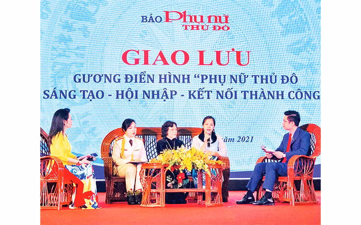 Các đại biểu giao lưu tại chương trình.