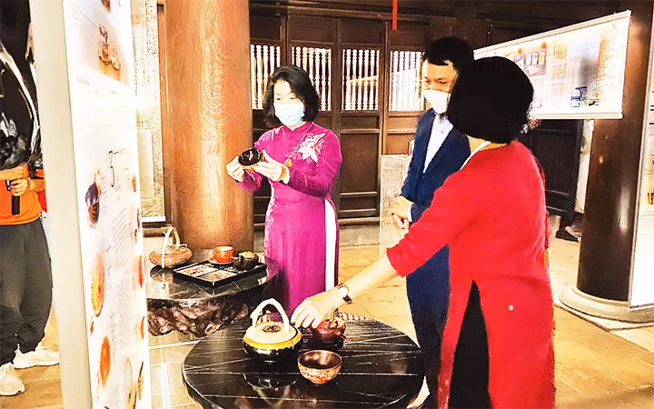 Các đại biểu tham quan mẫu thiết kế lấy cảm hứng từ truyền thống trong Tuần lễ Thiết kế Việt Nam tổ chức tại Văn Miếu-Quốc Tử Giám.