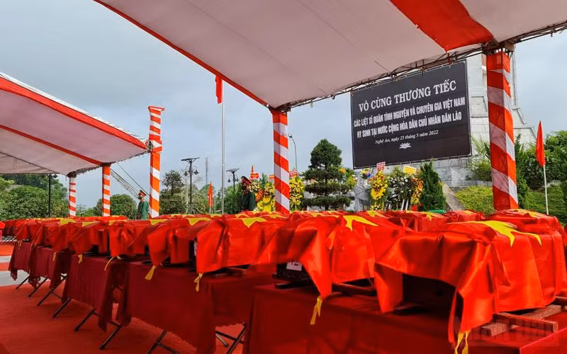 Tổ chức an táng 103 hài chốt liệt sĩ quân tình nguyện và chuyên gia Việt Nam hy sinh trên đất bạn Lào tại Nghĩa trang Liệt sĩ huyện Nghi Lộc.