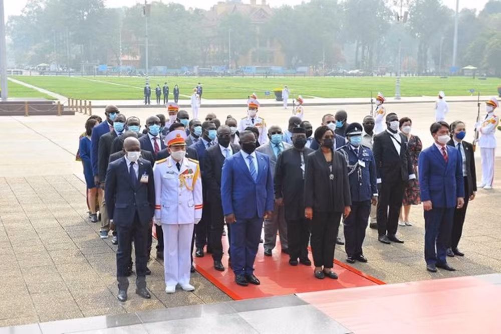 Hình ảnh Tổng thống Sierra Leone vào Lăng viếng Chủ tịch Hồ Chí Minh -0