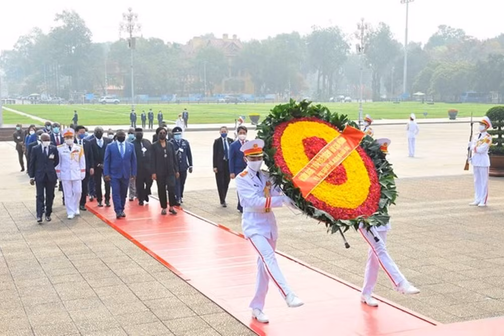 Hình ảnh Tổng thống Sierra Leone vào Lăng viếng Chủ tịch Hồ Chí Minh -0