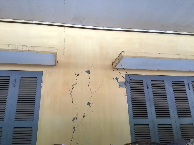 Trụ sở xã Nà Mường (Mộc Châu) bị nứt tường do động đất. 