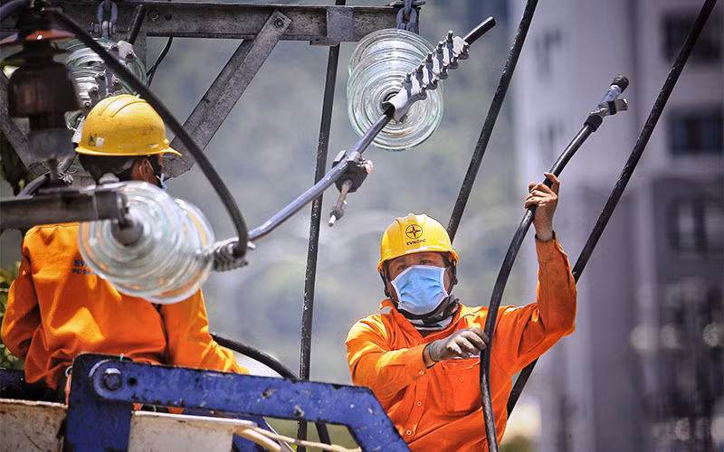 Điện lực Quảng Nam sửa chữa nóng đường dây phục vụ công tác phòng chống dịch