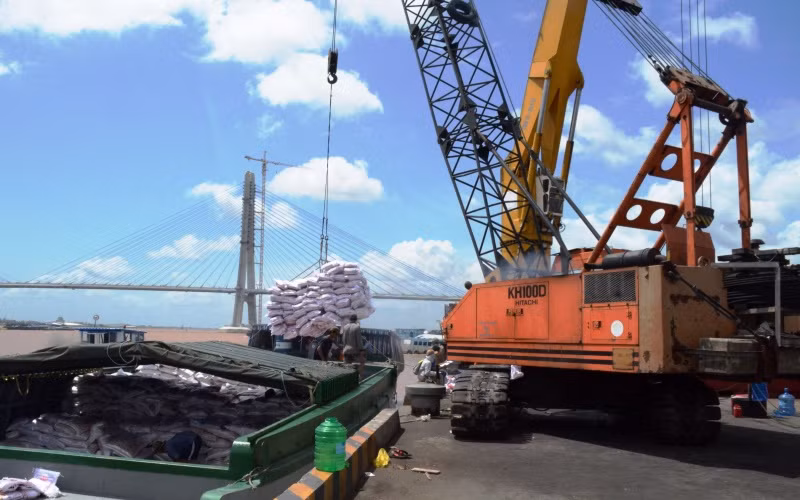 Bốc xếp hàng hóa ở Tân Cảng Cái Cui (Cần Thơ).