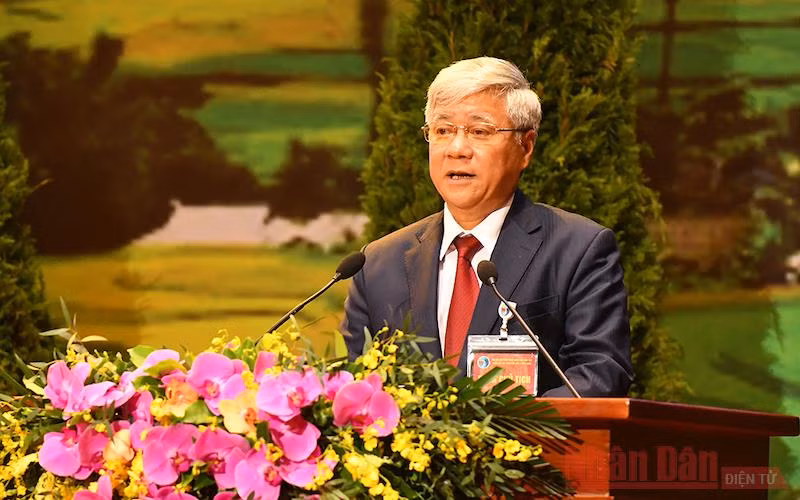 Đồng chí Đỗ Văn Chiến đọc Quyết tâm thư của Đại hội. (Ảnh: THỦY NGUYÊN)