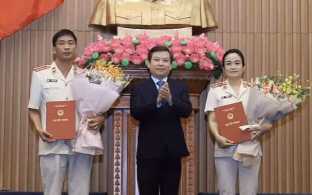 Viện trưởng VKSND tối cao Lê Minh Trí (giữa) trao quyết định, tặng hoa chúc mừng hai đồng chí Phó viện trưởng VKSND tối cao Nguyễn Hải Trâm và Nguyễn Duy Giảng. Ảnh: VKSND tối cao.
