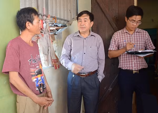 Phó Giám đốc Sở Y tế Nghệ An Nguyễn Xuân Hồng (đứng giữa) cùng đoàn công tác nắm bắt tình hình bệnh dại tại gia đình các nạn nhân ở huyện Nghi Lộc.