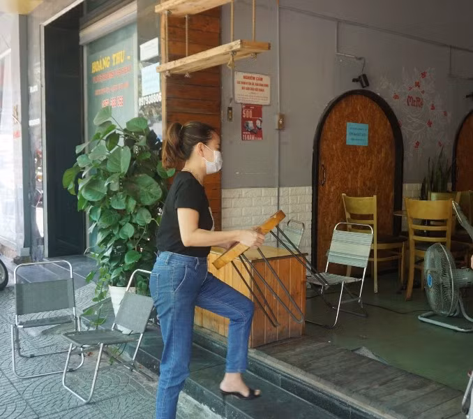 Hàng loạt hàng quán tại Đà Nẵng treo bảng chỉ bán mang về -0