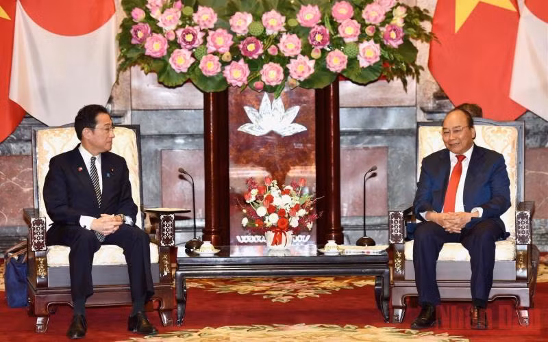 Chủ tịch nước Nguyễn Xuân Phúc và Thủ tướng Nhật Bản Kishida Fumio. (Ảnh: TRẦN HẢI)