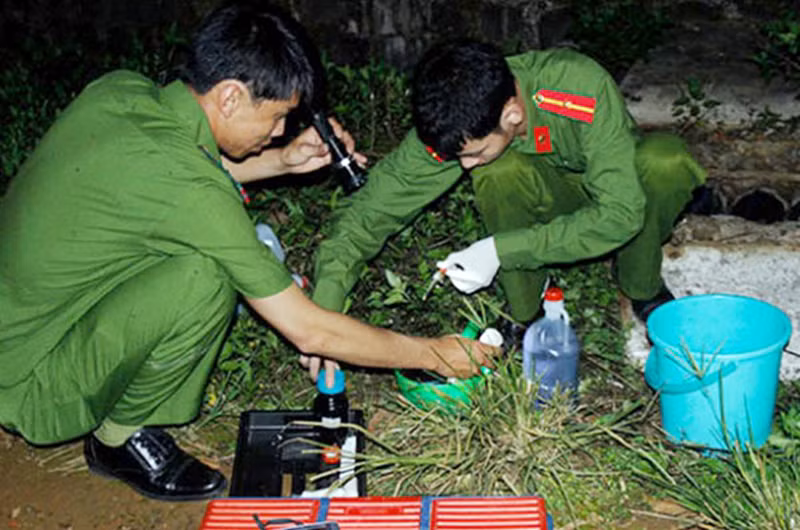Lực lượng chức năng Lâm Đồng lấy mẫu nước thải tại một công ty để kiểm nghiệm. (Ảnh minh họa)