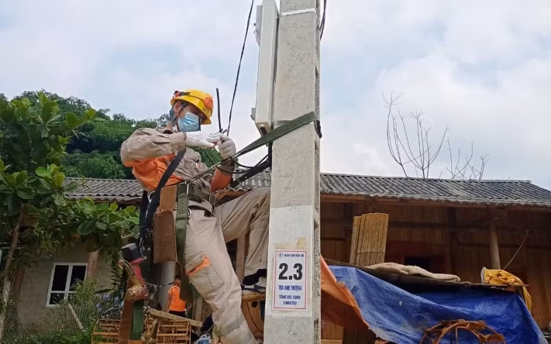 Công nhân Điện lực Bắc Hà (Lào Cai) kéo dây, lắp đặt thiết bị, cung cấp điện lưới quốc gia cho người dân xã Cốc Lầu, trước ngày bầu cử.