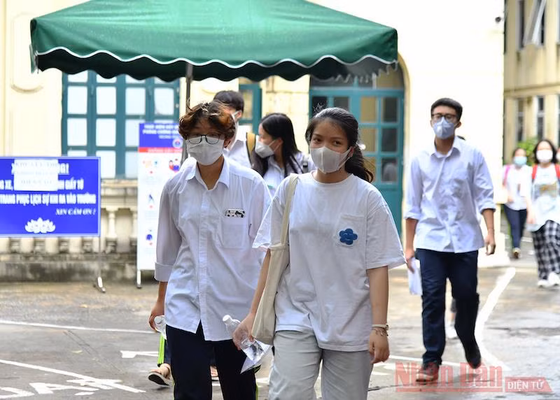 Thí sinh kỳ thi lớp 10 năm 2021 của Thành phố Hà Nội. Ảnh: THUỶ NGUYÊN