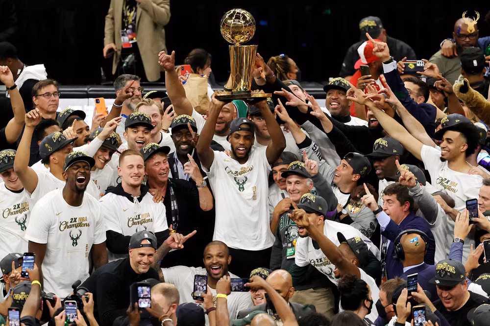 Các thành viên Milwaukee Bucks nâng cao chiếc Cúp vô địch NBA sau 50 năm chờ đợi. (Ảnh: NBA)