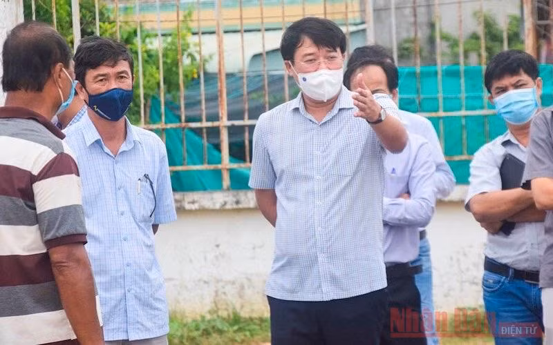 Đồng chí Lê Quốc Phong và đoàn công tác đến khảo sát tại vị trí xây dựng Bệnh viện dã chiến huyện Tân Hồng.